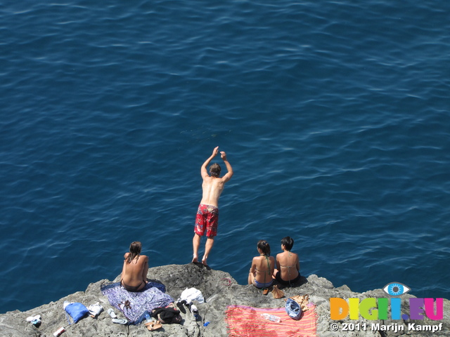 SX19542 Rock jumping in Riomaggiore, Cinque Terre, Italy